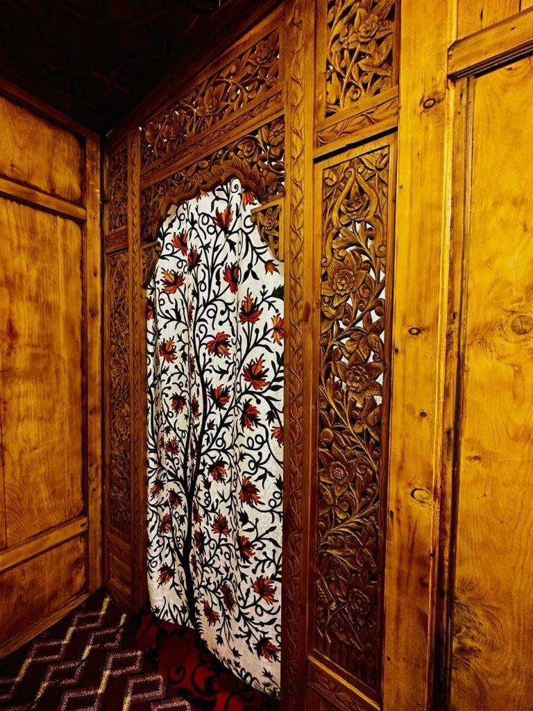 ホテル New Zealand Group Of Houseboats Srīnagar エクステリア 写真